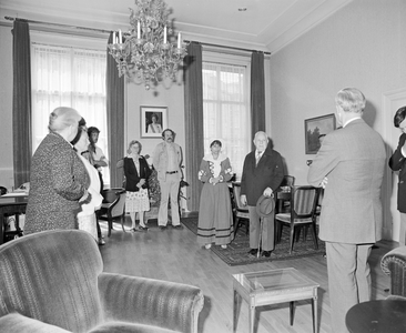 884897 Afbeelding van de ontvangst van de ereleden van het comité ter viering van 600 jaar Dom door burgemeester mevr. ...